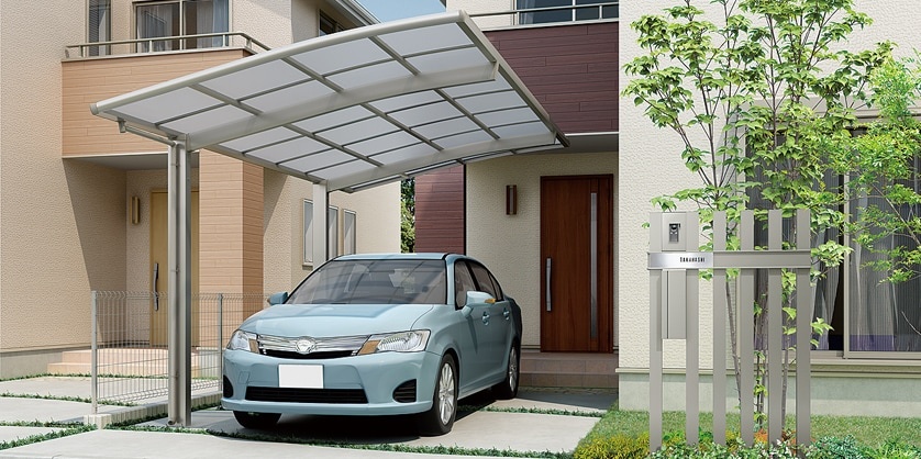 住宅前に設置したカーポートと駐車した車