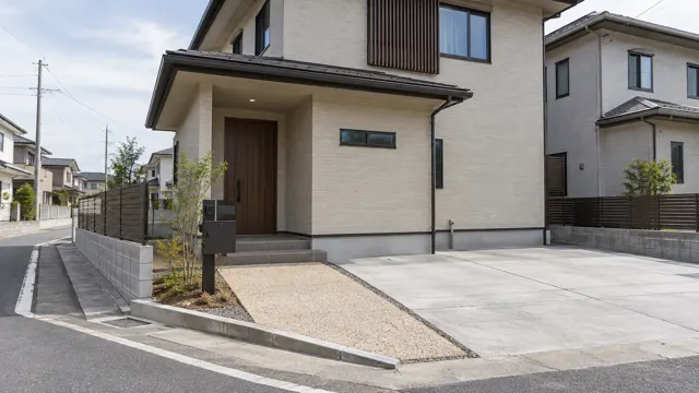 斜めのアプローチで迎える玄関