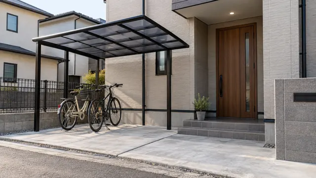 玄関横のコンパクトな駐輪屋根