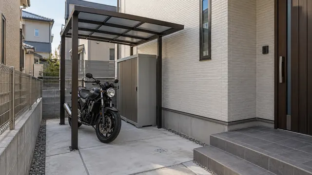 屋根付きのバイク置き場