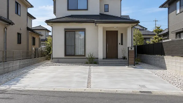 砂利の縁取りですっきりした駐車場