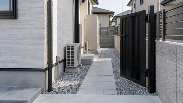 家の横を整える勝手口の門扉