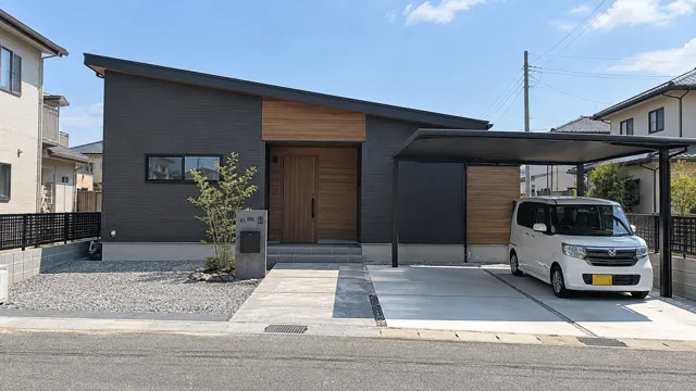 平屋になじむ駐車場
