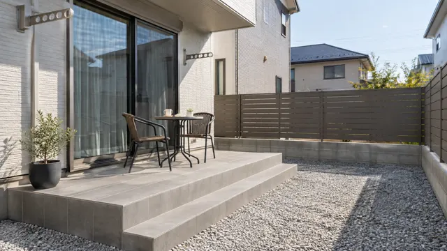 ひと息つけるタイルテラス